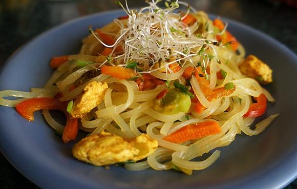 Ryżowe spaghetti z warzywami i kurczakiem
