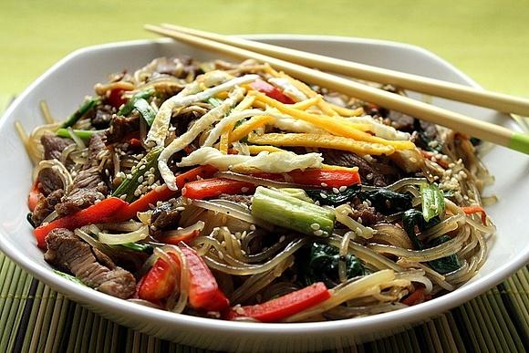 Japchae makaron z wołowiną i warzywami po koreańsku