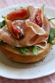 Grzanka z szynką parmeńską, figami i miodem