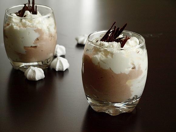 Krem bezowo-nutellowy z chrupkimi bezami i migdałami