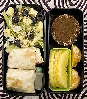 Bento nr 36 z wrapami z serem brie i sałatką, tiramisu i owocami
