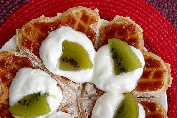 Gofry z owocami i bitą śmietaną