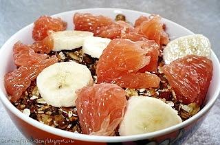 Granola z bananem i grejpfrutem