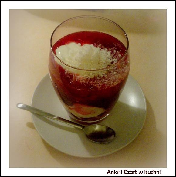 Jogurt grecki z sosem truskawkowym