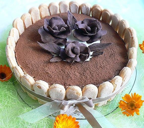 Torcik tiramisu z różami czekoladowymi