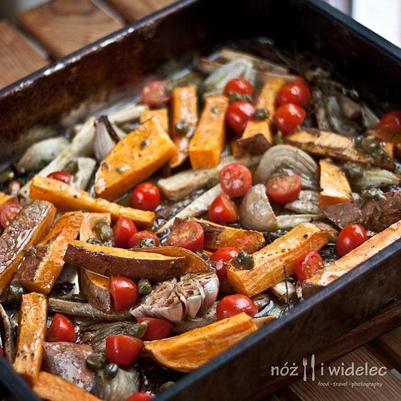 Bataty i pietruszka z pieca w kaparowym vinegrette