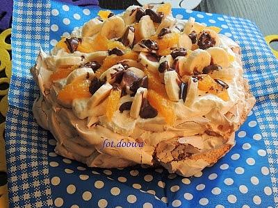 Zimowa Pavlova z owocami Noni