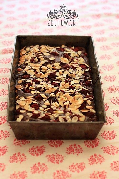 Brownies z malinami i sosem malinowym
