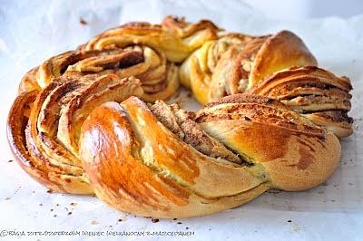 Drożdżowy wieniec wielkanocny z marcepanem
