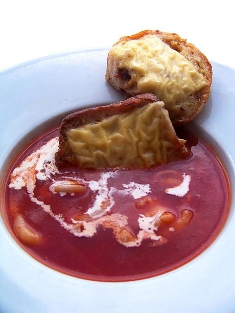 Krem pomidorowo-paprykowy z tostami