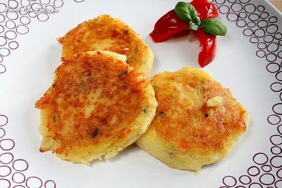 Ziołowe placuszki ziemniaczane z cheddarem