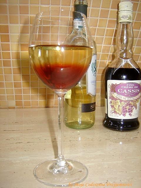 Kir - jak przygotować prosty drink z creme de cassis