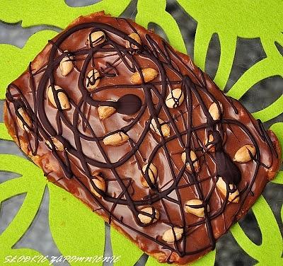 Mazurek chałwowo-orzechowy z masą chałowo-orzechową