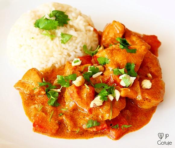 Kurczak w czerwonym curry z mlekiem kokosowym i papryką
