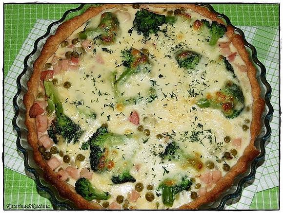 Zielona tarta z brokułem, szynką i mozzarellą