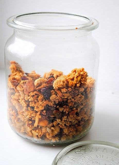 Domowa granola z bakaliami i płatkami owsianymi