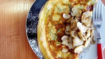 Pyszny omlet ze świeżym szpinakiem i pieczarkami