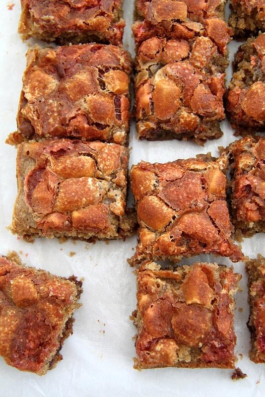 Blondies z marshmallows i czekoladą - przepis na pyszne ciasto