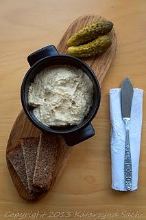 Hummus z karmelizowaną cebulą