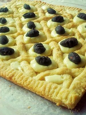 Mazurek z białą czekoladą, wiórkami kokosowymi i migdałami w gorzkiej czekoladzie