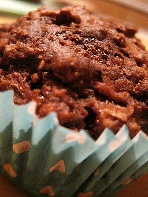 Dietetyczne czekoladowe muffinki z jabłkiem i rodzynkami