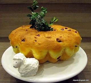 Wielkanocna babka drożdżowa z żurawiną