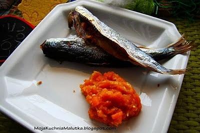 Pieczone śledzie z puree z marchewki i selera