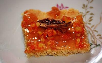 Mazurek kajmakowy z figami i skórką pomarańczową