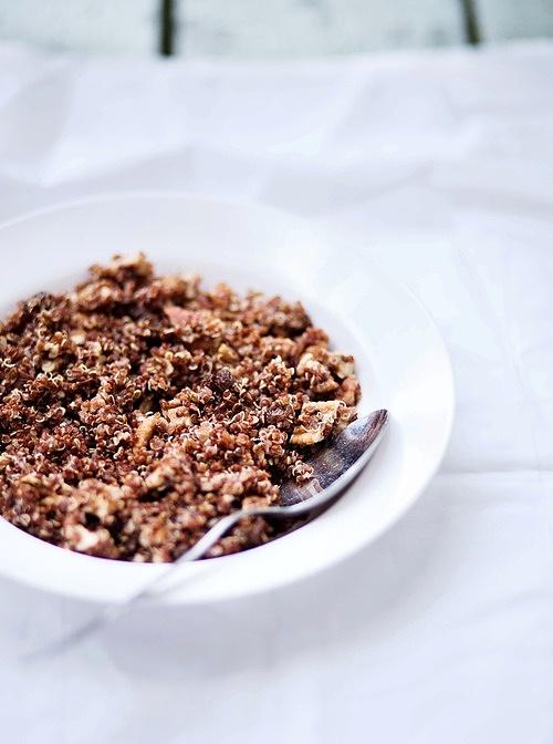 Czerwona quinoa z rodzynkami i pekanami