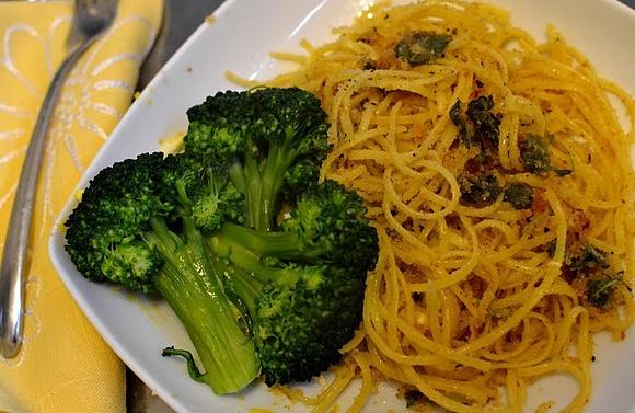 Spaghetti z szałwią i bułką tartą