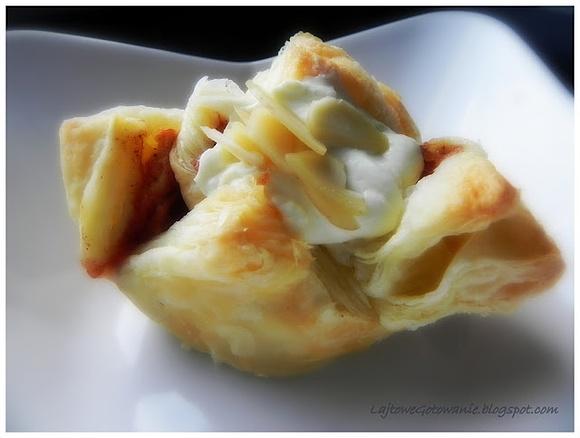 Szybkie szarlotki z ciasta francuskiego
