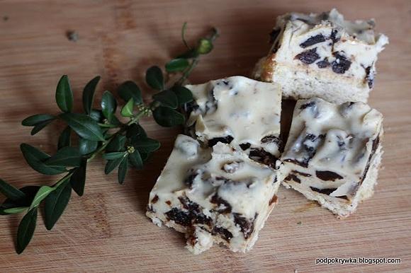 Mazurek ze śliwkami w mlecznej glazurze