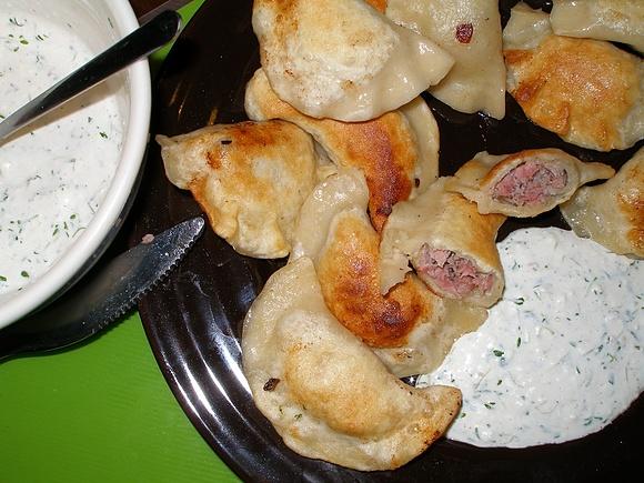 Pierogi z białą kiełbasą i sosem rzeżuchowym