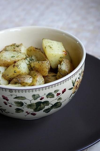 Pieczone ziemniaczki z masłem i koperkiem