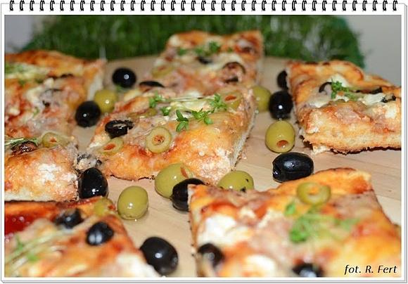 Pizza z fetą i oliwkami