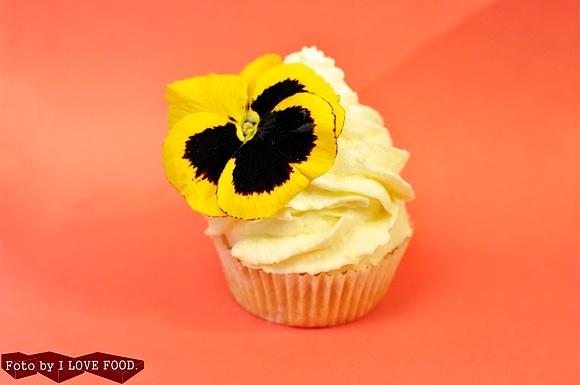 Cupcakes migdałowe z nadzieniem z bratków i mascarpone