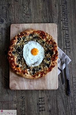 Pizza z wędzoną makrelą i sadzonym jajkiem
