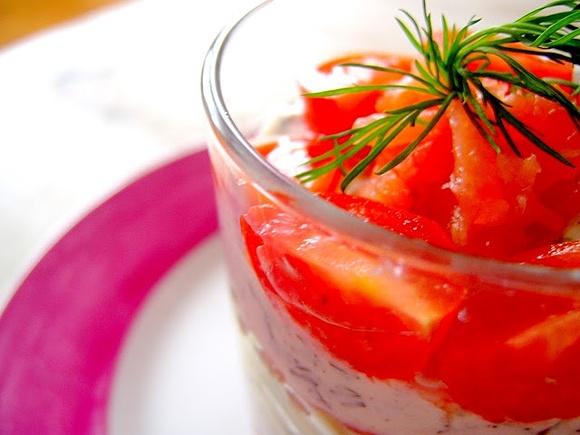 Przystawka z wędzonego łososia, awokado i serka ricotta