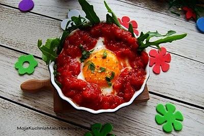 Sadzone w pikantnych pomidorach z chili i rukolą