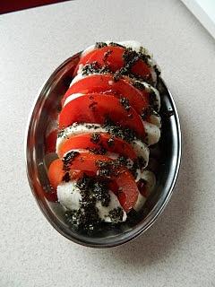 Pomidory z mozzarellą i suszoną bazylią