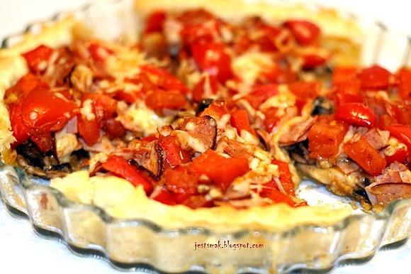 Tarta z pieczarkami, szynką i papryką