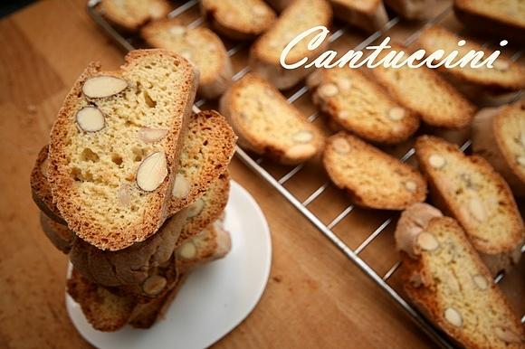 Cantuccini amaretti - włoskie ciasteczka migdałowe do kawy i wina