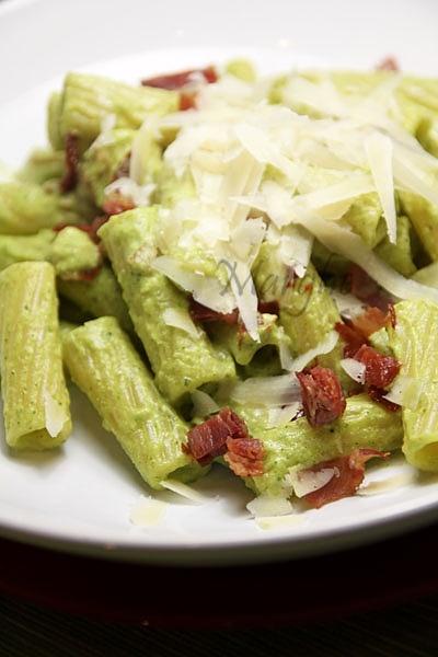 Makaron z pesto z cukinią i szynką suszoną