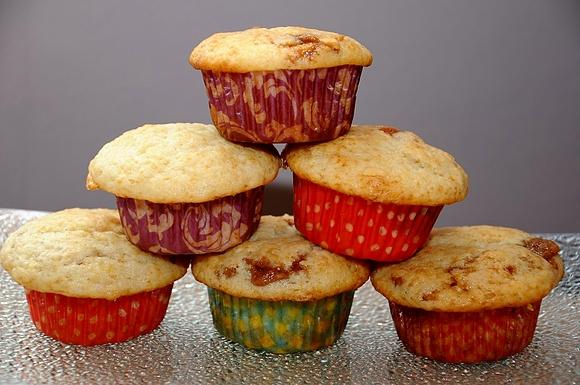 Jogurtowe muffinki z białą czekoladą i kajmakiem