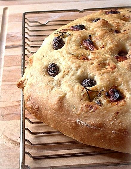 Focaccia włoski chleb rustykalny z ziołami i czosnkiem