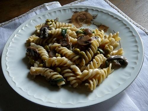Danie z makaronem Lubelli z pieczarkami i groszkiem