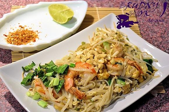 Pad thai z krewetkami - tajskie danie na mieście