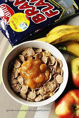 Zimowa jaglanka rozgrzewająca z bananem jabłkiem i cynamonem