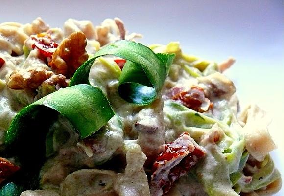 Kremowe tagliatelle z cukinią, orzechami, prosciutto i suszonymi pomidorami