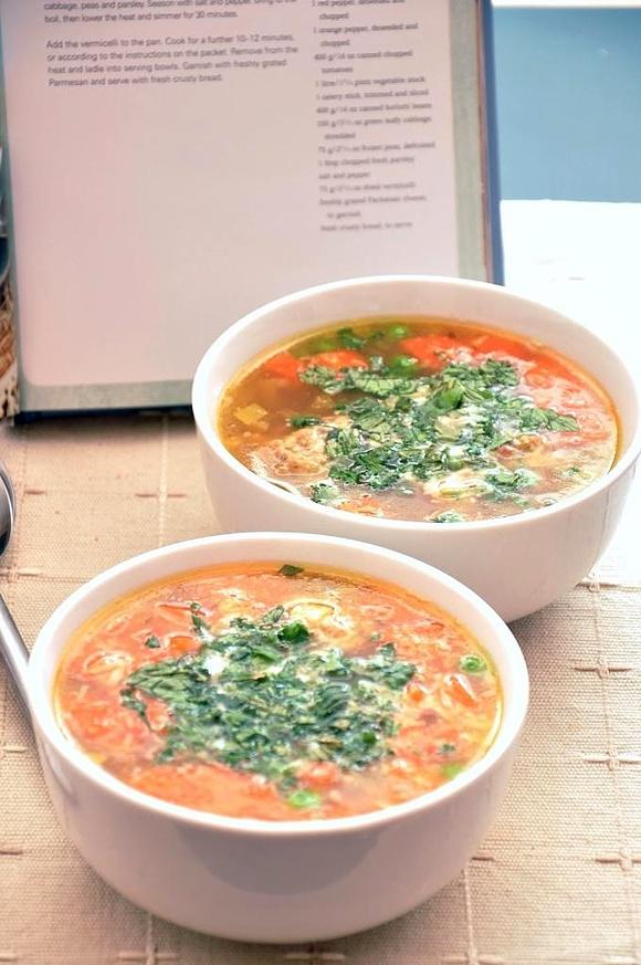 Wiosenne minestrone z klopsikami